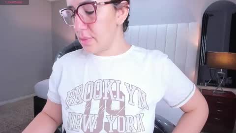 Snapshot of vanitysex chatting on October 31, 11:47 am Karine online show from October 31, 11:47 am