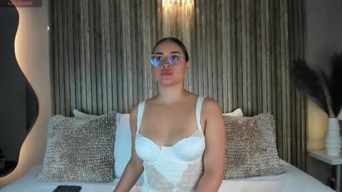 V A N N E S A   online show from October 27, 12:01 pm