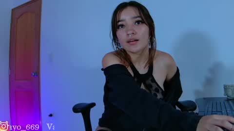 Snapshot of vayolett_dakotta chatting on February 14, 10:14 pm Vayolett online show from February 14, 10:14 pm