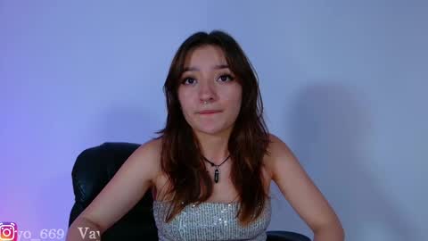 Snapshot of vayolett_dakotta chatting on March 7, 10:43 pm Vayolett online show from March 7, 10:43 pm