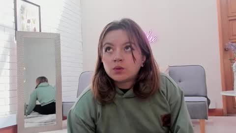 Vee Simons online show from December 15, 1:43 pm