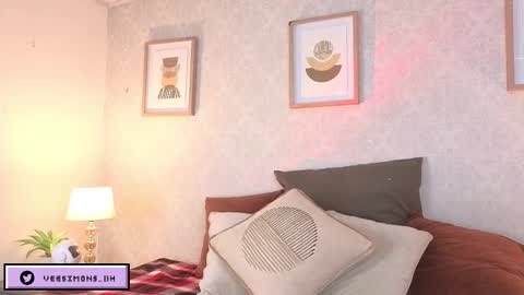 Vee Simons online show from December 17, 8:02 pm