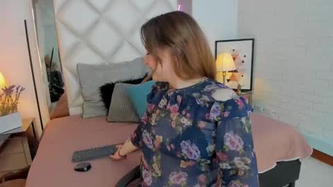Vee Simons online show from January 13, 7:53 pm