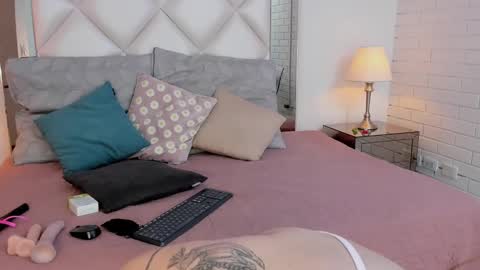 Vee Simons online show from December 16, 8:26 pm