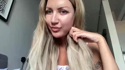 velonira online show from November 21, 3:36 pm