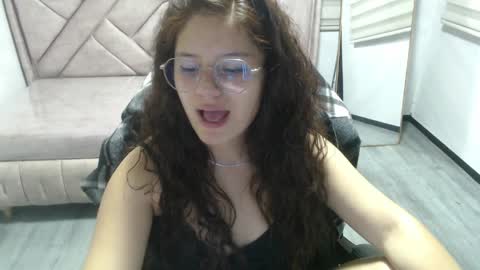 velvet_moon_v online show from March 26, 8:10 pm