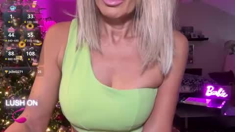 Snapshot of velvetbarbie chatting on December 26, 6:22 pm VelvetBarbie online show from December 26, 6:22 pm