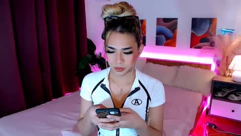 velvetviper69 online show from September 12, 7:32 pm