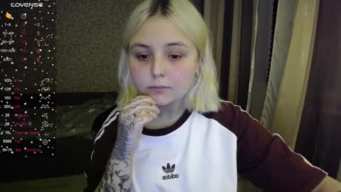 Snapshot of vendymories chatting on October 29, 1:43 am eva 3 online show from October 29, 1:43 am