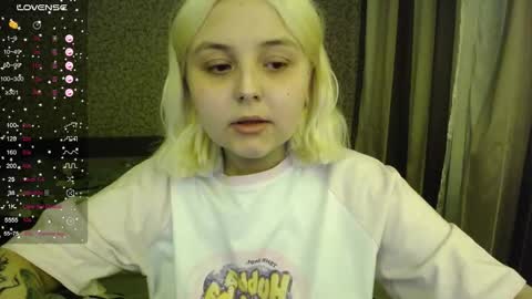 Snapshot of vendymories chatting on October 19, 3:41 am eva 3 online show from October 19, 3:41 am