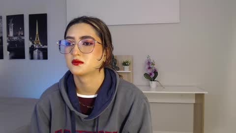 Mia online show from September 17, 12:36 pm