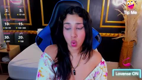 Snapshot of venuz_lee chatting on February 17, 1:11 pm Nice to greet you my name is Vanessa online show from February 17, 1:11 pm