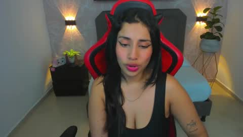 Snapshot of venuz_lee chatting on January 9, 12:52 pm Nice to greet you my name is Vanessa online show from January 9, 12:52 pm