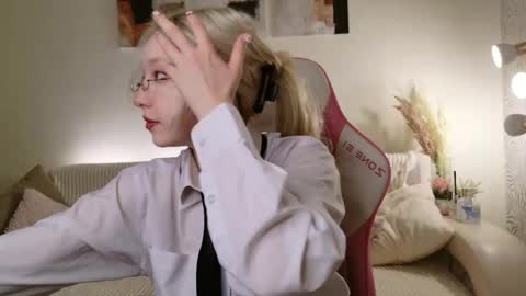 Mia online show from October 19, 7:21 am