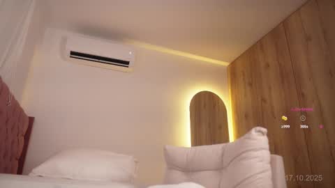 Snapshot of veronica_mendez1 chatting on October 17, 1:36 pm Veronica online show from October 17, 1:36 pm