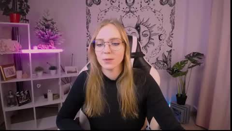 Snapshot of veronicaandersen chatting on February 15, 10:00 am VERONICA online show from February 15, 10:00 am