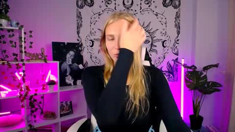 Snapshot of veronicaandersen chatting on September 13, 10:01 am VERONICA online show from September 13, 10:01 am