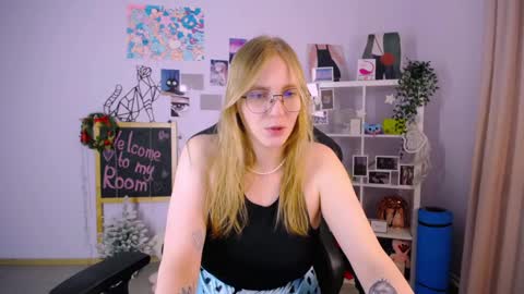 Snapshot of veronicaandersen chatting on February 4, 9:49 am VERONICA online show from February 4, 9:49 am