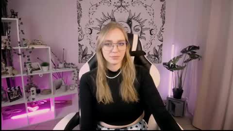 Snapshot of veronicaandersen chatting on March 3, 6:20 pm VERONICA online show from March 3, 6:20 pm