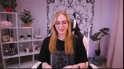 Snapshot of veronicaandersen chatting on February 17, 9:35 am VERONICA online show from February 17, 9:35 am