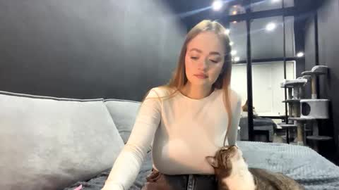 Esta online show from October 23, 4:57 pm