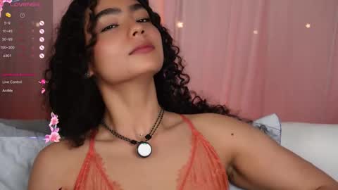 Snapshot of vicky_curly chatting on October 6, 10:47 pm vicky_curly online show from October 6, 10:47 pm