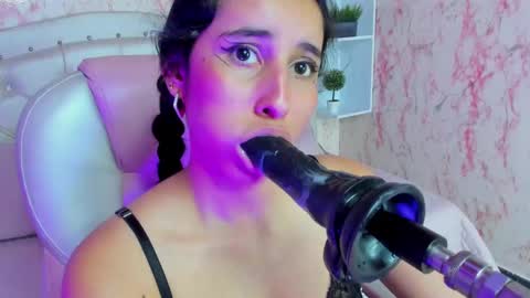 Snapshot of victoria_houston chatting on February 25, 8:00 pm Victoria Houston online show from February 25, 8:00 pm