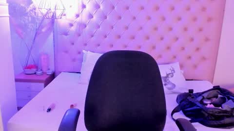 Snapshot of victoria_kitt chatting on September 17, 7:12 pm victoria_kitt online show from September 17, 7:12 pm