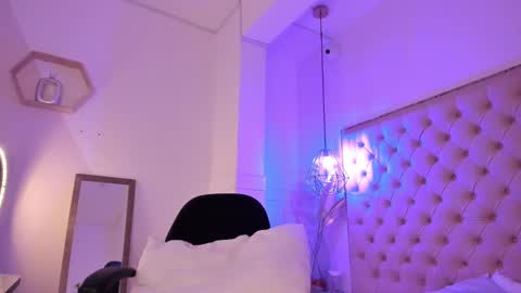 Snapshot of victoria_kitt chatting on September 13, 8:17 pm victoria_kitt online show from September 13, 8:17 pm