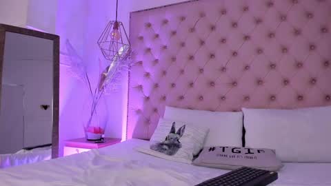 Snapshot of victoria_kitt chatting on February 24, 7:19 pm victoria_kitt online show from February 24, 7:19 pm