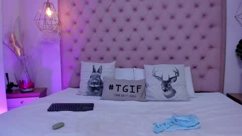 Snapshot of victoria_kitt chatting on December 14, 6:20 pm victoria_kitt online show from December 14, 6:20 pm