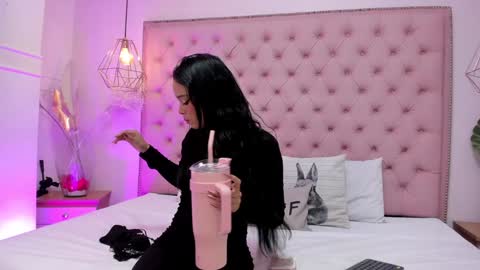 Snapshot of victoria_kitt chatting on December 8, 6:06 pm victoria_kitt online show from December 8, 6:06 pm