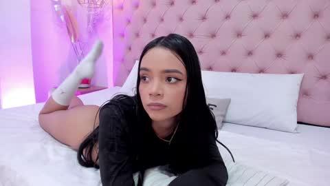 Snapshot of victoria_kitt chatting on January 3, 7:07 pm victoria_kitt online show from January 3, 7:07 pm