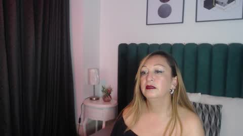 victoriaqueen_fg_ online show from September 22, 12:25 pm