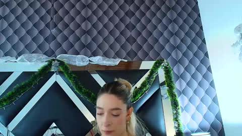 victtoria lee online show from December 13, 7:53 pm