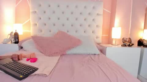 Snapshot of viictoriia_lopez chatting on September 27, 1:18 pm viictoriia_lopez online show from September 27, 1:18 pm