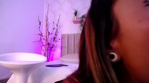 Violet Jones online show from December 5, 2:55 pm