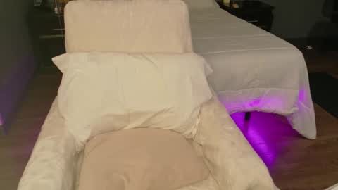 violet_winter97 online show from April 18, 9:01 am