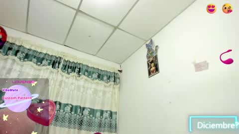Snapshot of violetalee chatting on December 3, 11:35 pm Jimena online show from December 3, 11:35 pm