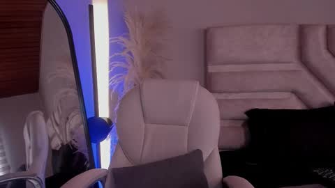 Snapshot of violetcollins_ chatting on October 24, 7:54 pm Call me Violet online show from October 24, 7:54 pm