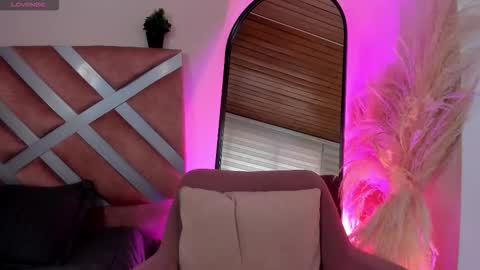 Snapshot of violetcollins_ chatting on October 30, 7:37 pm Call me Violet online show from October 30, 7:37 pm