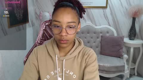 Snapshot of violeth_b chatting on January 14, 12:45 pm violeth_b online show from January 14, 12:45 pm
