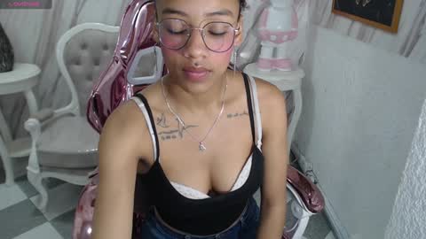 Snapshot of violeth_b chatting on December 21, 1:32 pm violeth_b online show from December 21, 1:32 pm