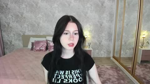 violetharmee online show from April 29, 11:35 am