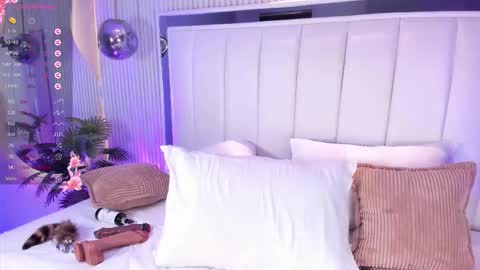 violettacolinss online show from March 12, 11:57 am