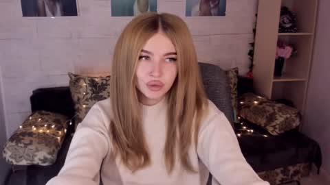 ViolettaOtis online show from December 16, 11:33 am