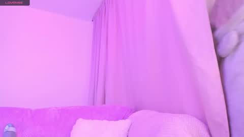Snapshot of violettbones chatting on December 5, 4:12 pm Violett online show from December 5, 4:12 pm