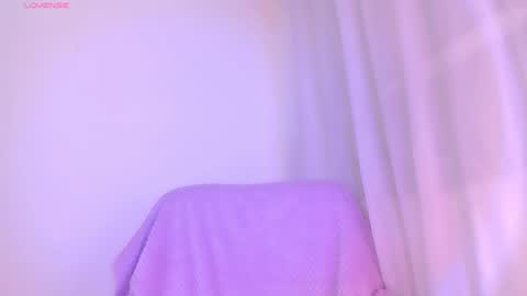 Snapshot of violettbones chatting on February 24, 3:53 am Violett online show from February 24, 3:53 am
