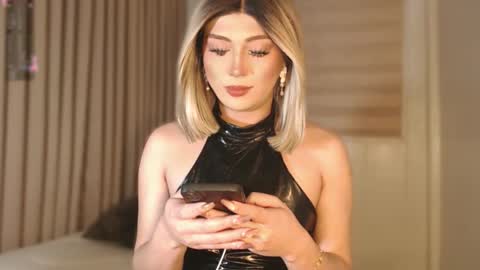 Snapshot of violetversacexx chatting on October 20, 8:50 am Best Of Both Worlds online show from October 20, 8:50 am