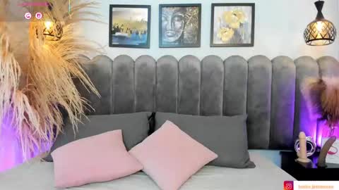 Snapshot of viollet_xoxo chatting on October 14, 8:55 pm VIOLLET online show from October 14, 8:55 pm